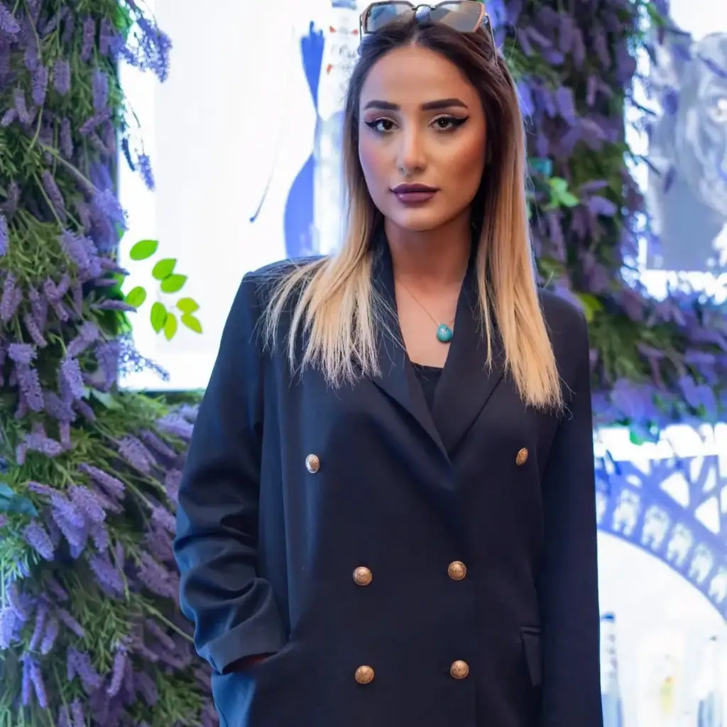 Moda ilə təbiət harmoniyası, PROVEN TTL brendli qadın.
